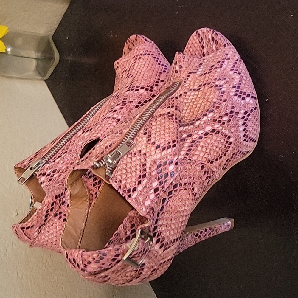 Aishop pink snakeskin print peep toe heels